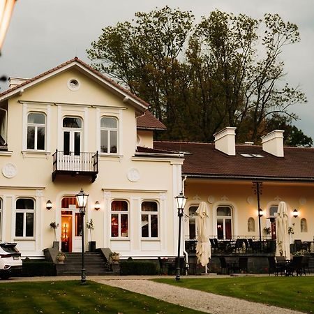 Отель Dwor Na Wolicy Дембица Экстерьер фото