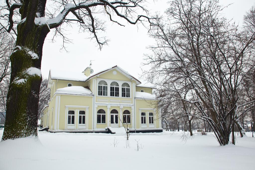 Отель Dwor Na Wolicy Дембица Экстерьер фото